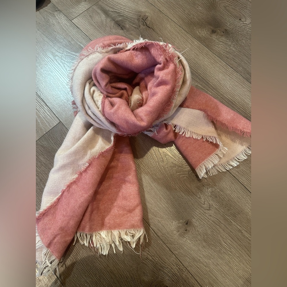 Bloomingdale's Women  Scarf One Size NWT Super Soft